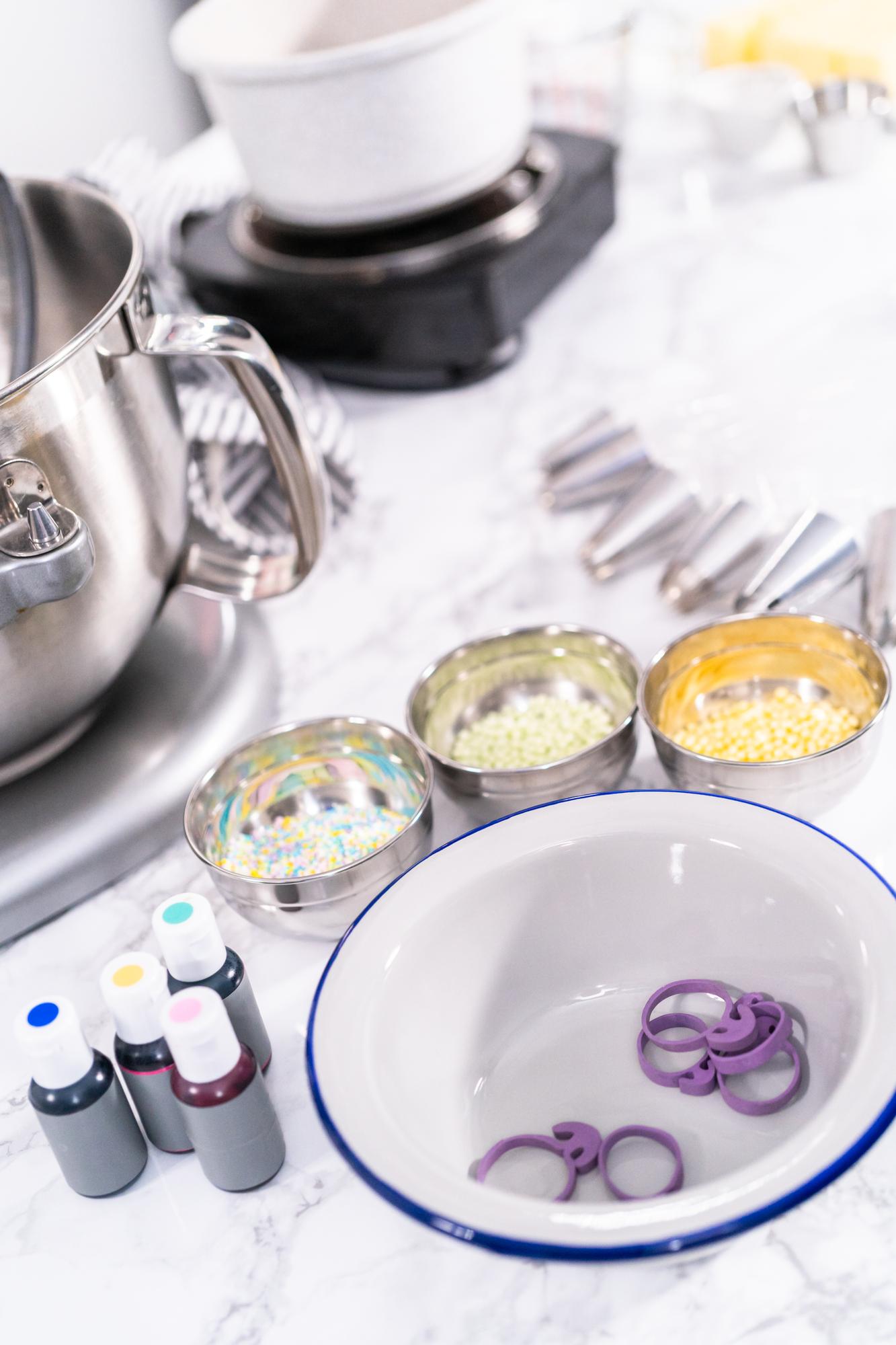 Interno laboratorio di cucina con stoviglie organizzate